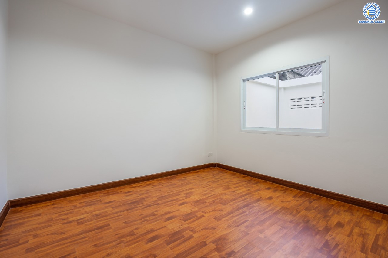 บ้านมือสองตกแต่งใหม่ ม.ซื่อตรง รัตนาธิเบศร์ หน้าโครงการติดรถไฟฟ้า "สถานีไทรม้า"!! เนื้อที่ 26 ตร.ว. ฟังก์ชัน 3 ห้องนอน 2 ห้องน้ำ 1 ที่จอดรถ ทำเลใกล้ เซ็นทรัลรัตนาธิเบศร์ และทางด่วน "งามวงศ์วาน"